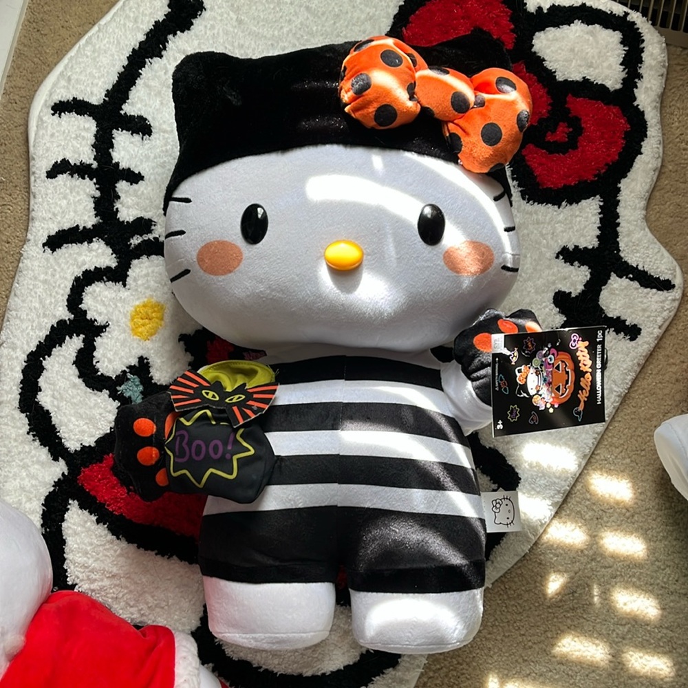 Hello Kitty Halloween Greeter